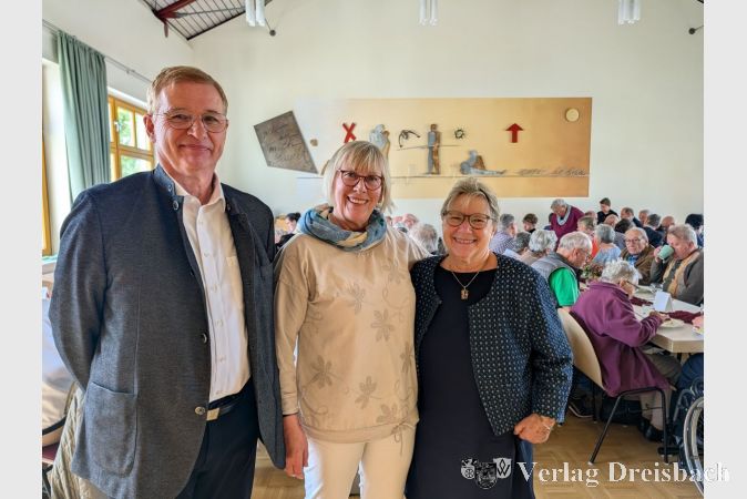 Gemeinsam für Maria Himmelfahrt: Rosi Reinelt (r.) mit Ortsausschussvorsitzendem Dr. Ludwig Kuhlmann und Marita Brose beim Festakt zum 150-jährigen Kirchenjubiläum.