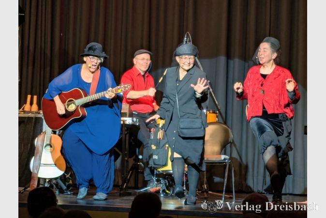 Die vierköpfige Formation „Karin Simon & Band“ in der Flörsheimer Stadthalle: Karin Simon (l.), Monika Zintl, Isolde Baldauf (r.) und Frank Wendeberg.