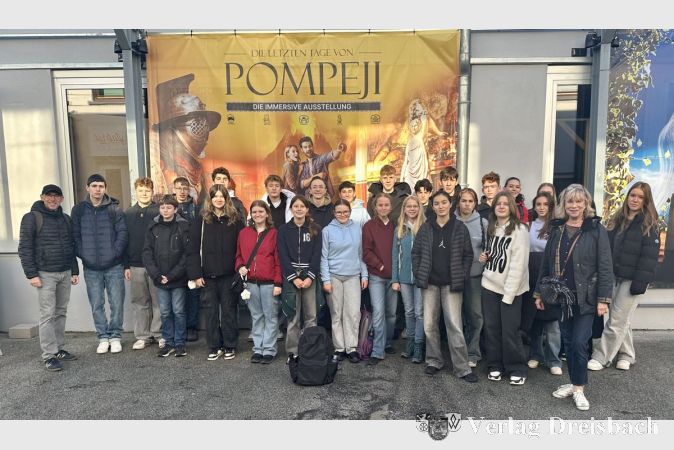 Gruppenfoto vor der Frankfurter Raumfabrik.