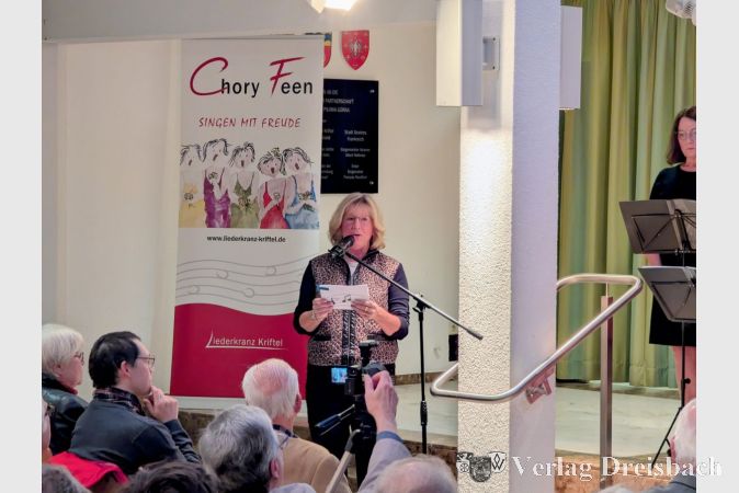 Ingrid Franke führte als Moderatorin durch das Konzert.