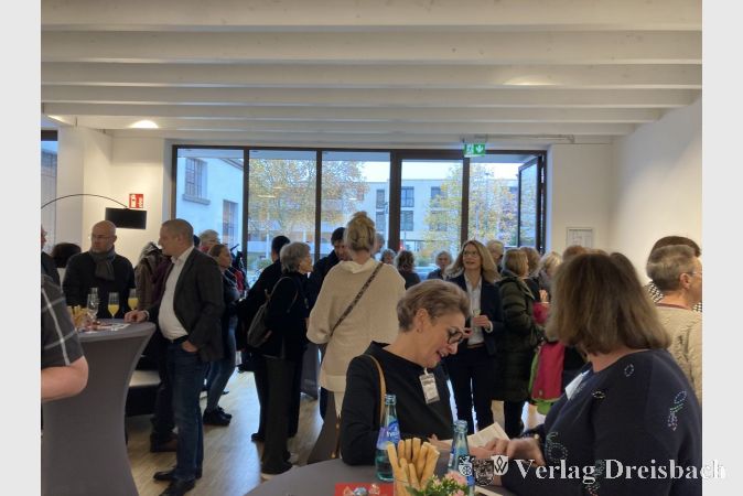 Zum Start der Jubiläumsfeier genossen die Gäste ein Getränk und vertieften sich in lebhafte Gespräche.