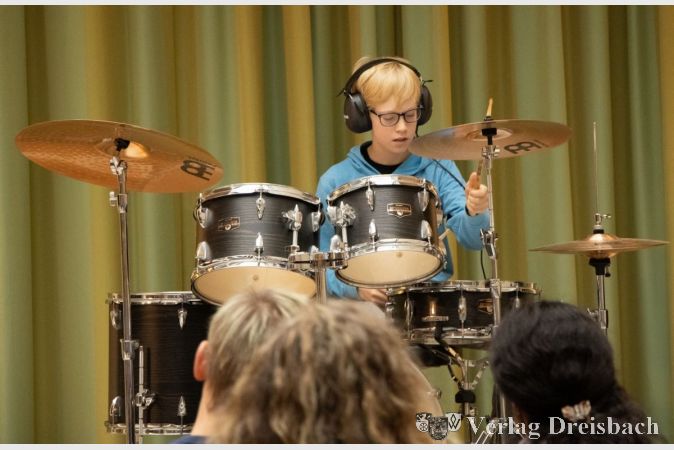 Gelungenes Schlagzeugspiel zu Playback-Musik.