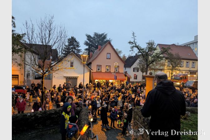 Treffpunkt vor der katholischen Kirche: Pfarrer Andreas Klee begrüßte die vielen erschienenen Familien.