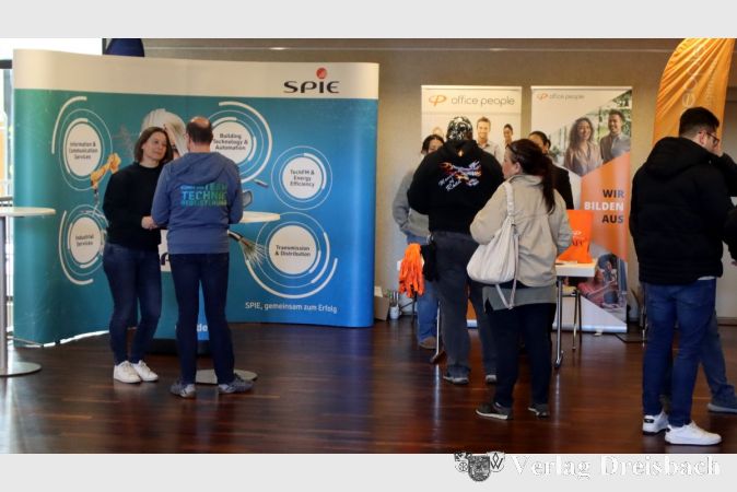 Neuzugänge im Foyer: Die Frankfurter Niederlassung der Gebäudedienstleisters Spie bietet ein breites Spektrum an Ausbildungsberufen an, zudem eine Duale Ausbildung.