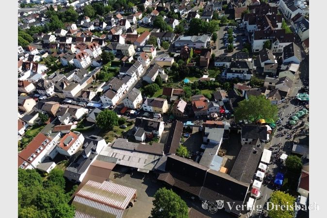 Kriftel von oben, hier beim Lindenblütenfest 2023. Trotz angespannter Haushaltslage sollen die finanziellen Mittel zur Vereinsförderung und zur Förderung des Ehrenamts unangetastet bleiben.