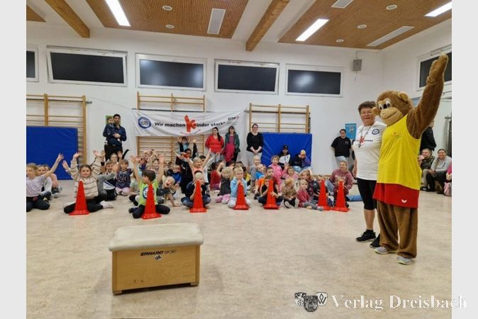 Herzlicher Gruß von den Kindern und Taffi, dem Affen.