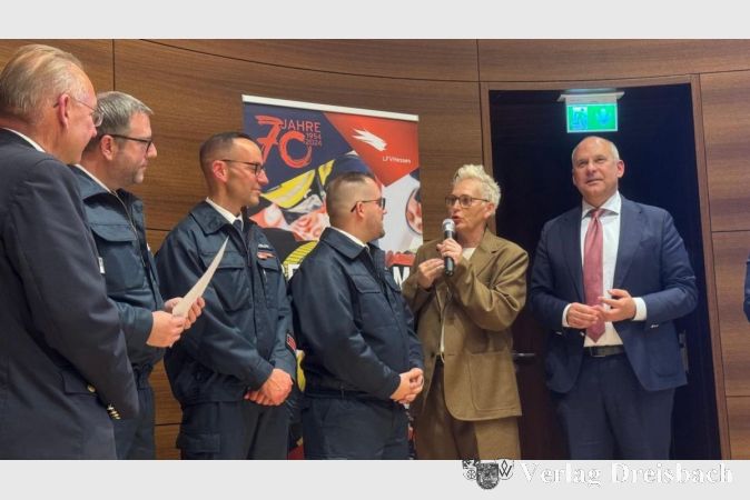 V.l.n.r.: LFV-Präsident Nobert Fischer, Stadtbrandinspektor David Tisold, Markus Schlott, Pressesprecher Sebastian Baum, Moderatorin Bärbel Schäfer und Hessens Innenminister Prof. Dr. Roman Poseck.