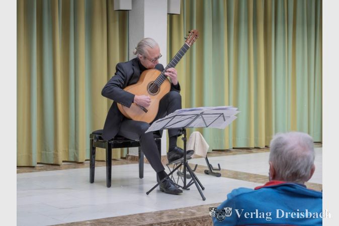 Gitarrist Wolfgang Mayer bei seinem Auftritt im Rat- und Bürgerhaus.