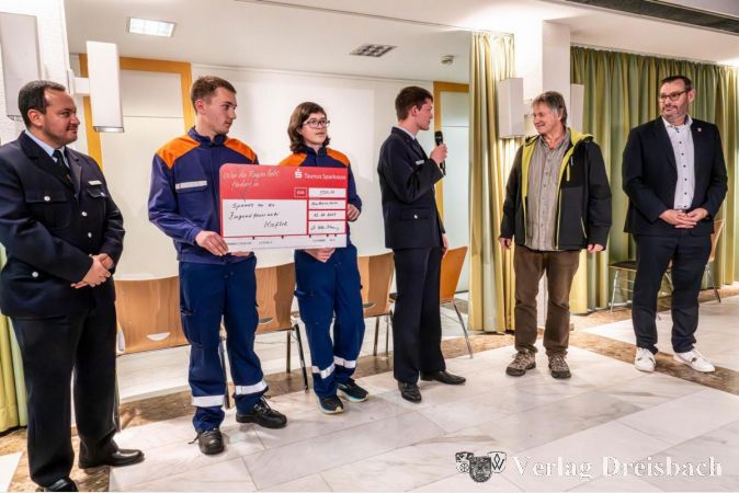 Spendenübergabe durch Dr. Wolfgang Mazur (2.v.r.) an die Jugendfeuerwehr.