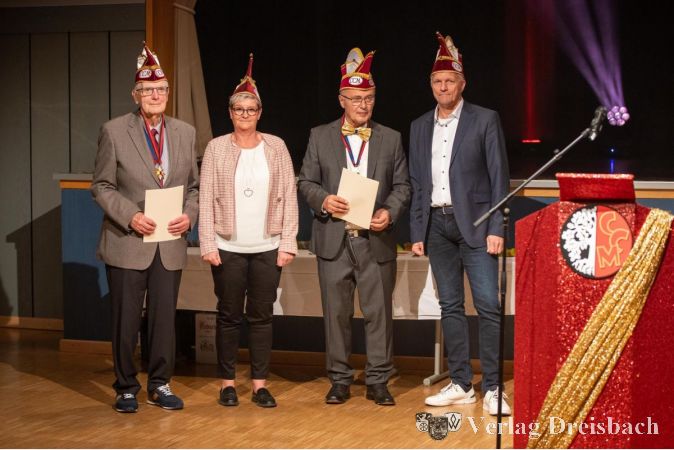 Ernst Pauly (links) erhielt einen Orden für 30 Jahre Mitgliedschaft im Ehrensenat. Wolfgang Kollmeier (3.v.l.) ist schon seit 10 Jahren im Ehrensenat tätig. Über die Auszeichnung freuen sich die neuen Präsidenten des Ehrensenats, Melanie Jürgens-Schumacher und Dirk Jürgens.
