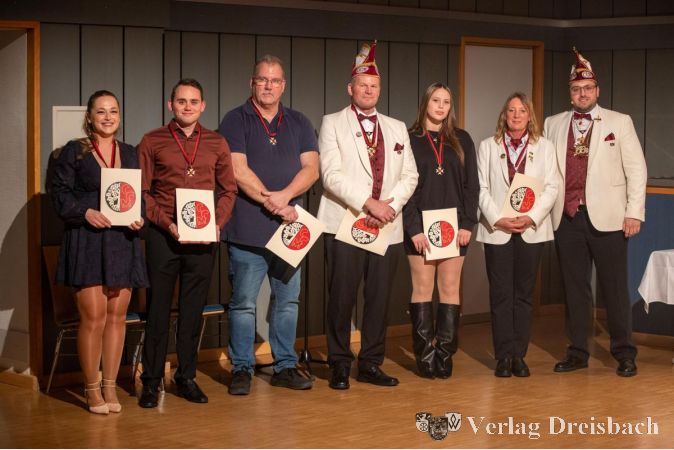 Sitzungspräsident Tim Fischer (rechts) nahm die Ehrungen für „10 Jahre aktives Mitglied“ im CCM vor und überreichte die Orden. Von links: Franziska Schuster, Felix Romek, Frank Beste, Olaf Becker, Kim Marie Becker, Tanja Becker.