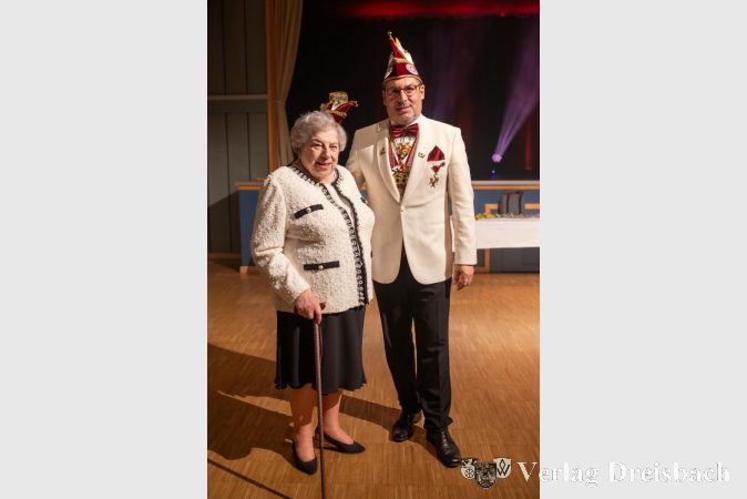 Doris Keppler-Knauber kann auf 35 Jahre Mitgliedschaft im CCM zurückblicken. Es gratuliert der erste Vorsitzende des Vereins, Frank Enders.