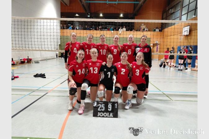 Damen 1 behalten die Oberhand im Vereinsduell.