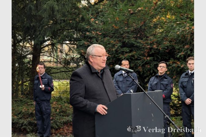 Bürgermeister Klaus Schindlung erinnerte an die Opfer von Krieg, Hass und Gewalt und forderte zu einem warmherzigen Miteinander auf, um die Welt aus eigener Kraft ein wenig friedlicher zu machen.