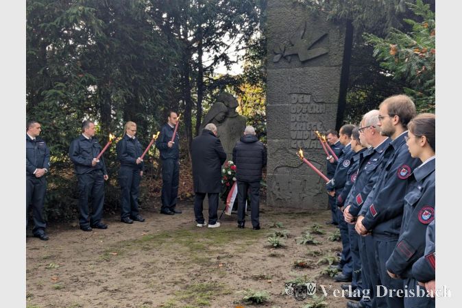 Bürgermeister Klaus Schindlung und Stadtverordnetenvorsteher Georg Reuter bei der Kranzniederlegung. Der Bürgermeister bat um Verständnis dafür, dass er derzeit aus akuten gesundheitlichen Gründen Turnschuhe tragen muss.