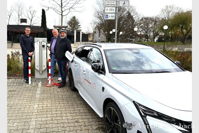 Die neue Schnellladesäule auf dem Stadthallenparkplatz am Karl-Eckel-Weg.