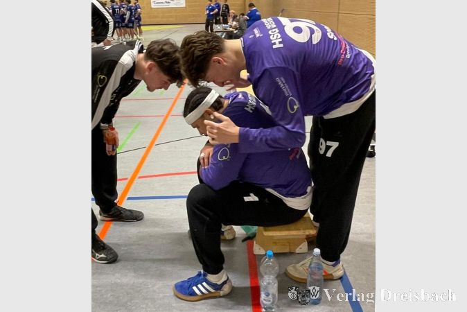 Vincent Robinson erhält wichtige Tipps von seinen Torwartkollegen und hat maßgeblichen Anteil am Unentschieden.