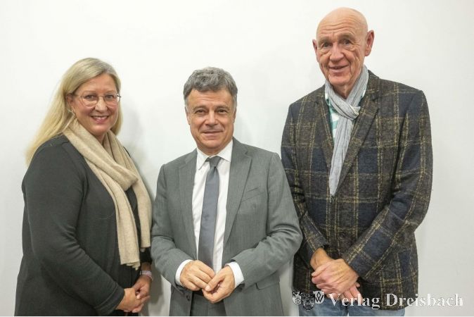 V.l.n.r.: Simone Schupp (Leiterin KEB Main-Taunus), Prof. Dr. Giovanni Maio, Meinhard Schmidt-Degenhard (Moderator).