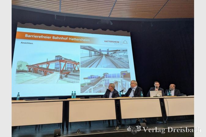 Präsentation der Planungen zum barrierefreien Bahnhof. V.l.n.r.: Stadtverordnetenvorsteher Georg Reuter, Bürgermeister Klaus Schindling, Stadtplanungsamtsleiter Wolfgang Molzberger und Thomas Kettenbach vom Referat Bauen, Planen, Umwelt.