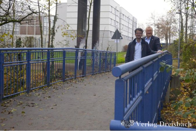 Mathias Bausback, Geschäftsführer des Regionalpark MainPortal gGmbH, und Bürgermeister Klaus Schindling auf der "Blauen Brücke".