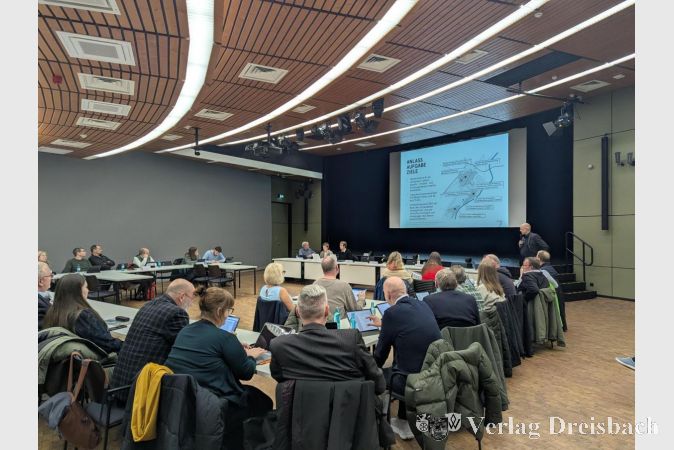 Sitzung des Ausschusses für Umwelt, Bauen und Verkehr am Dienstagabend in der Stadthalle. Jan Schulz von bb22 brachte den Ausschussmitgliedern das ISEK mit einer Präsentation näher.