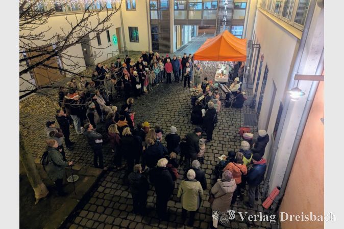 Erfreulich viele Bürgerinnen und Bürger wohnten der Enthüllung des erstens Fensters des "Lebendigen Adventskalenders" bei.