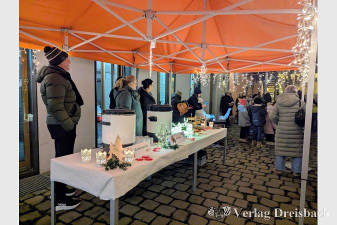 Während noch fröhlich gesungen und eine Adventsgeschichte vorgelesen wurde, waren Glühwein und Kinderpunsch bereits angerichtet.