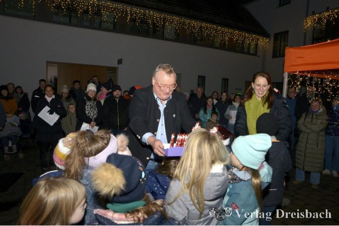 Bürgermeister Klaus Schindling versorgte den Kinderchor der Hattersheimer Musikschule nach dessen Auftritt mit Schokoladennikoläusen.