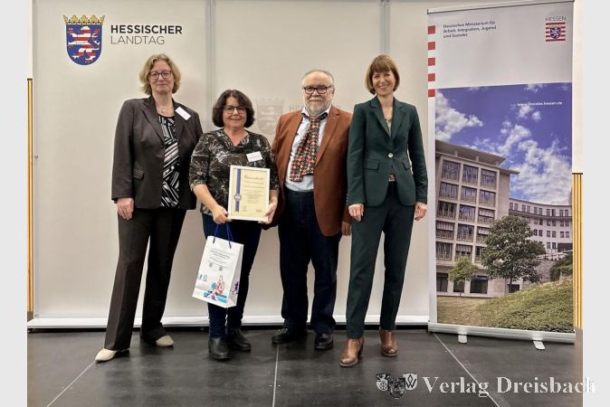 V.l.n.r.: Katrin Hechler (Hessische Staatssekretärin für Integration), Carmen Jimenez, Enis Gülegen (Vorsitzender agah) und Heike Hofmann (Hessische Staatsministerin für Arbeit, Integration, Jugend und Soziales).