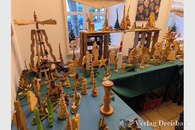 Beeindruckende Holzarbeiten der "Holzwürmer" wurden im Rahmen des Marktes angeboten.