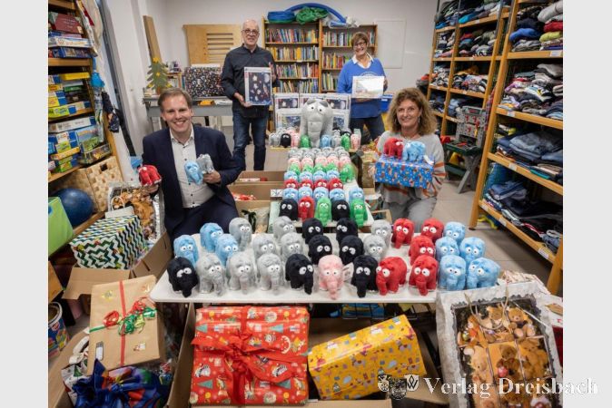 Stadtwerke-Geschäftsführer Maik Landwehr (vorne), Jürgen Gelis (Leiter Kommunikation und Marketing) sowie Ilka Hummel-Schneider und Bianca Heinz (vorne) vom Verein Mainkinderkram mit den Stadtwerke-Geschäftsführer Maik Landwehr in den Räumen von Mainkinderkram mit den von den Stadtwerken gespendeten 100 Ottifanten als Plüschtiere und Puzzles.