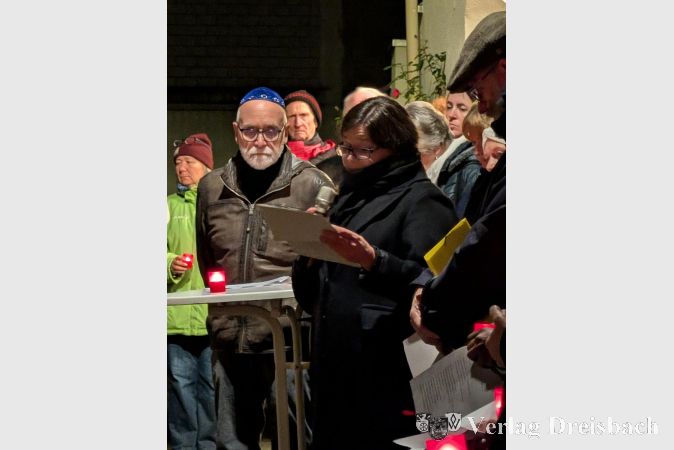 Franz Kroonstuiver (l.) und Medienpädagogin Alia Pagin (m.) erinnerten an Verantwortung im Gedenken und warnten vor neuem Antisemitismus.