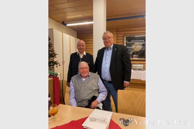 Neben dem Ersten Vorsitzenden Harry Bartels (links) gratulierte auch Bürgermeister Klaus Schindling (rechts) Karl Herber zur 60-jährigen Mitgliedschaft.