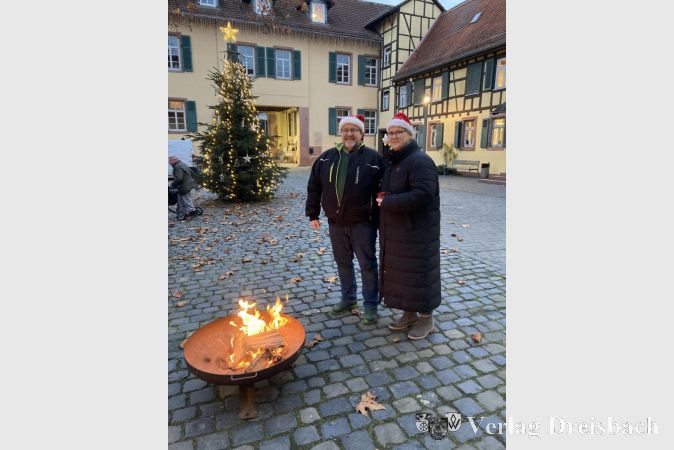 Patricia und Martin Jung am lodernden Feuer.