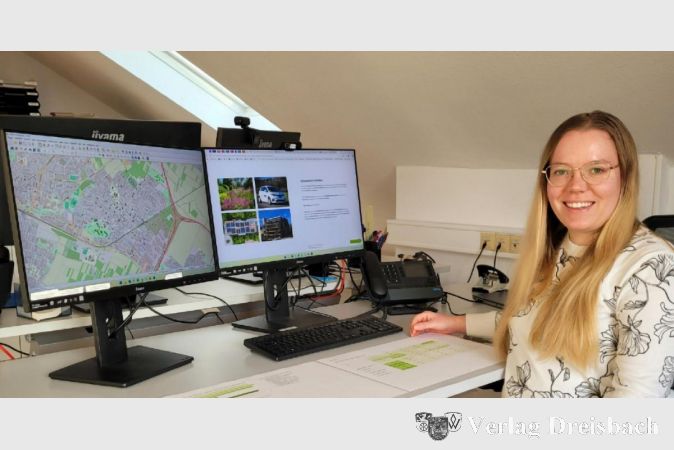 Klimaschutzmanagerin Melanie Laier bei der Auswertung der Online-Umfrage.