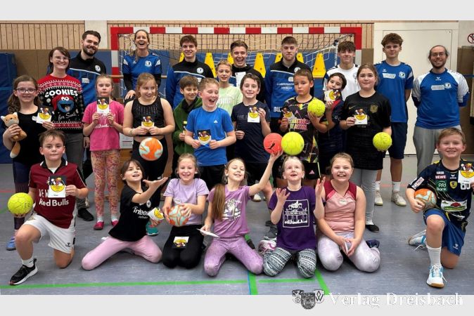 Die Teilnehmer der Goldbornschule beim Grundschulaktionstag mit den Handballern der HSG.