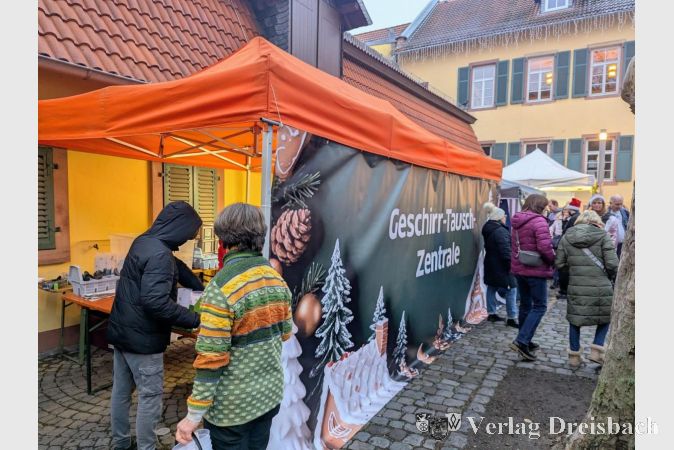 Mehrweggeschirr war wieder Trumpf: Die Geschirr-Tausch-Zentrale im Innenhof des Alten Posthofs.