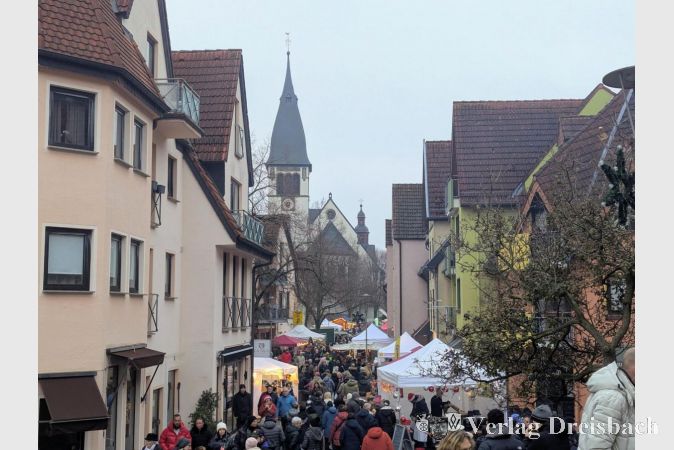 Ein bekanntes Bild: Dichtes Gedränge beim Hattersheimer Weihnachtsmarkt zwischen Marktplatz und St. Martinus.