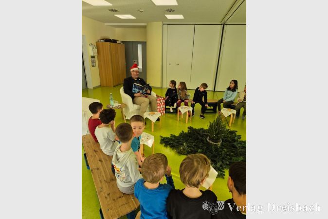 Bürgermeister Seitz beim Vorlesen in der Kita St. Elisabeth.