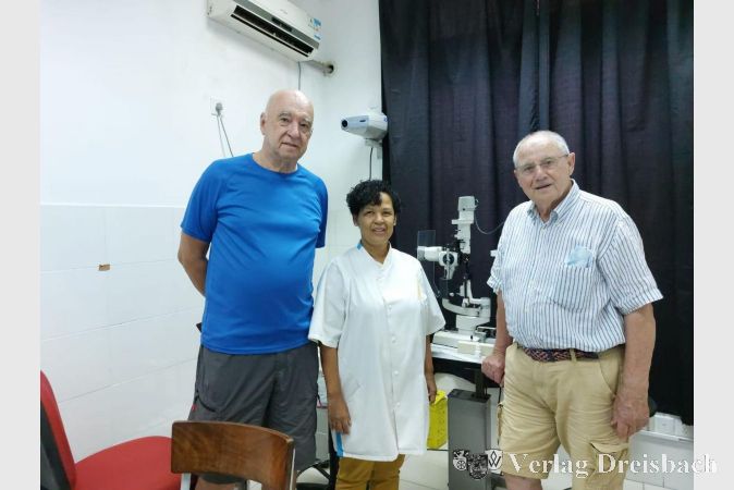V.l.n.r.: Manfred Göttlicher. Dr. Jaqueline Pereira und Bernd Caspari bei der Übergabe der Brillenspende.