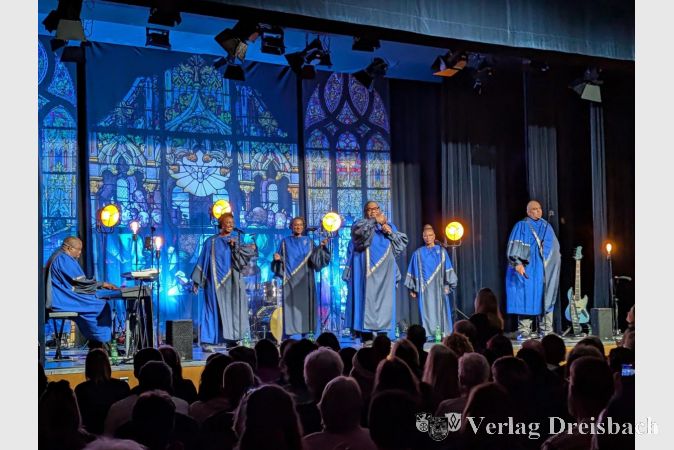 Der Gospelchor „The Best of Black Gospel“ erfüllte die Stadthalle mit kraftvollen Stimmen und viel Bühnenenergie.