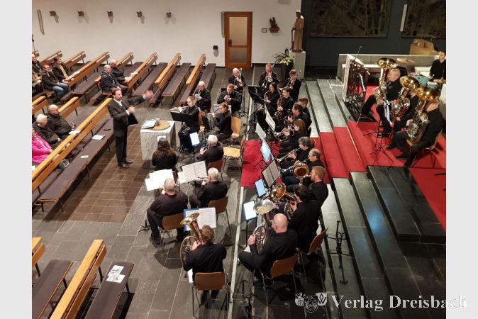 Der Musikverein unter Leitung von Bernhard Frank wechselte sich beim Konzert in St. Josef mit Stücken von der von Rhodri Britton gespielten Orgel ab.