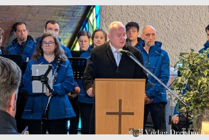 Mit deutlichen Worten fordert Michael Kröhle in seiner Rede Engagement für Frieden, Demokratie und ein starkes Miteinander.