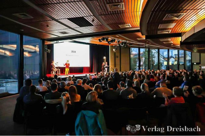 Große Premiere in der Stadthalle vor 300 Zuschauerinnen und Zuschauern.