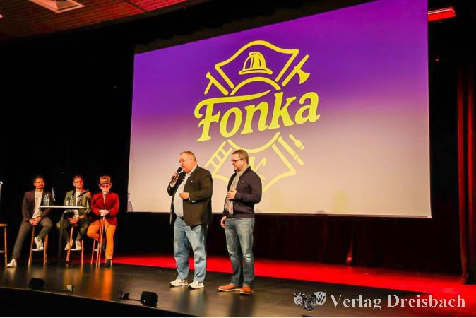 Bürgermeister Klaus Schindling (links) und Stadtbrandinspektor David Tisold bei der Filmpremiere von "Charlie und die Feuerwehrfabrik“.