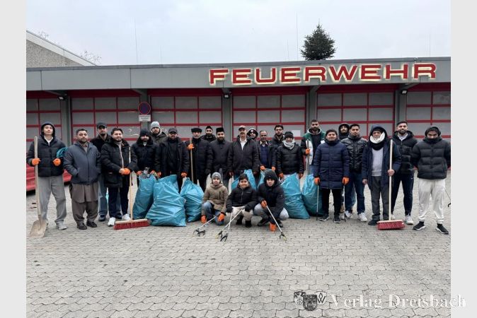 Die freiwilligen Helfer der Ahmadiyya Muslim Jugendorganisation am Neujahrstag.