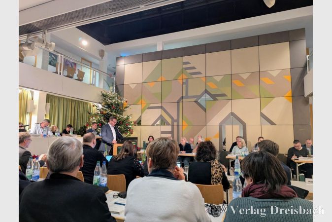 Letzte Sitzung der Gemeindevertretung 2025 im weihnachtlich verzierten Foyer des Rat- und Bürgerhauses.