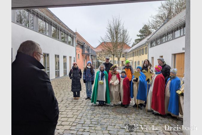 Freudig lauschte Bürgermeister Klaus Schindling im Innenhof des Nassauer Hofes dem Gesang der Hattersheimer Sternsinger.