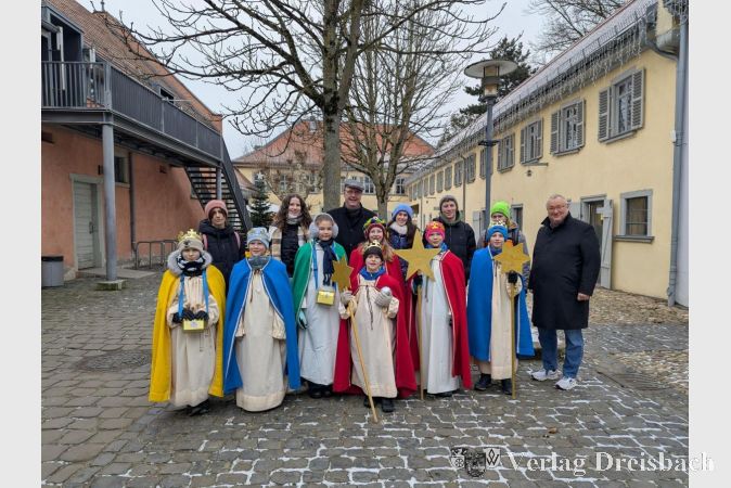 Gruppenfoto mit Bürgermeister Klaus Schindling (rechts) und Pfarrer Andreas Klee (hinten Mitte).