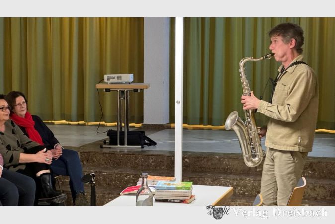 Matthias Rüdiger untermalte die Lesung gekonnt mit seinem atmosphärischen Saxophonspiel.